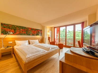 Nature hotel - Bezahlsysteme: Bar - Wolfegg (Altheim) - Doppelzimmer "Relax" (ca. 30 qm) zur Gartenseite - Bio-Thermalhotel Falkenhof