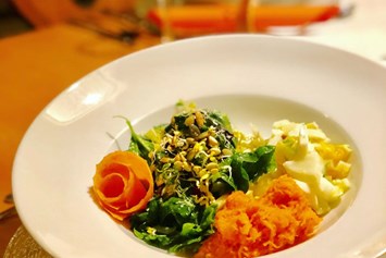 Biohotel: Veggieküche: Gemischter Blattsalat mit einem Hausdressing - Berghüs Schratt