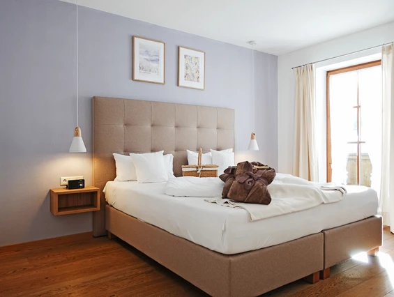 Biohotel: Unsere neu renovierten Bio-Romantik Doppelzimmer Lavendel erwarten Sie mit einer Menge Charme und Platz.  - moor&mehr Bio-Kurhotel