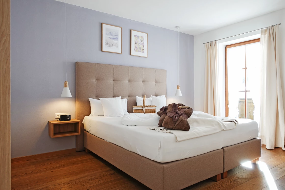 Biohotel: Unsere neu renovierten Bio-Romantik Doppelzimmer Lavendel erwarten Sie mit einer Menge Charme und Platz.  - moor&mehr Bio-Kurhotel