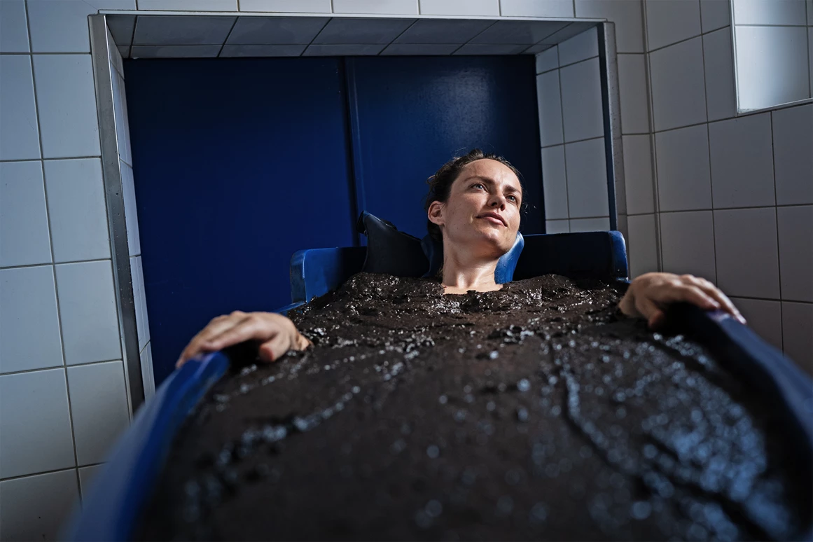 Biohotel: Ein wahrer Jungbrunnen. Moor Treatments in unserem einzigartigen Bergkiefern-Hochmoor. - moor&mehr Bio-Kurhotel