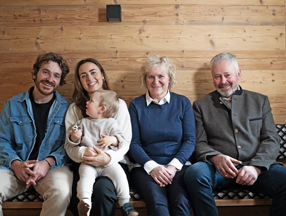 Biohotel: Fast 100 Jahre und vier Generationen voller Leidenschaft für Gastfreundschaft. Wir heißen euch auch 2025 wieder willkommen – mit einem super Team, einem Lächeln und dem besten, was die Natur zu bieten hat. Danke, dass ihr Teil unserer Reise seid! Auf eine wundervolle neue Saison!  - moor&mehr Bio-Kurhotel