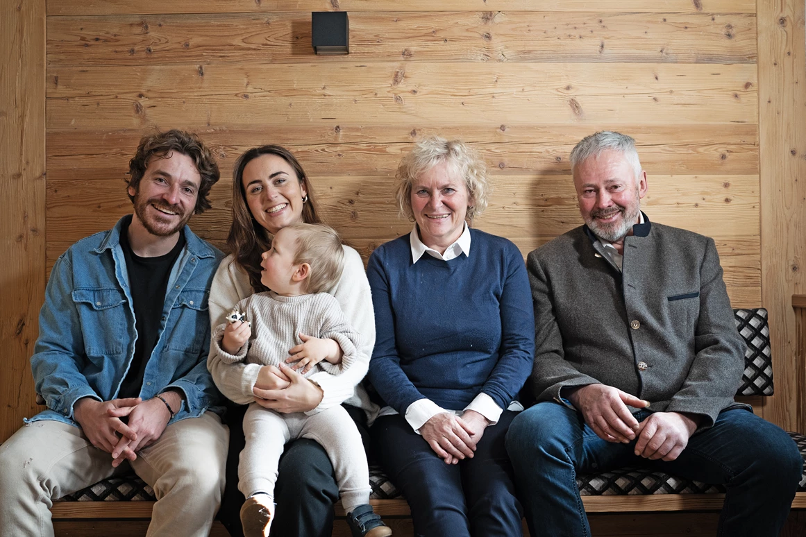 Biohotel: Fast 100 Jahre und vier Generationen voller Leidenschaft für Gastfreundschaft. Wir heißen euch auch 2025 wieder willkommen – mit einem super Team, einem Lächeln und dem besten, was die Natur zu bieten hat. Danke, dass ihr Teil unserer Reise seid! Auf eine wundervolle neue Saison!  - moor&mehr Bio-Kurhotel