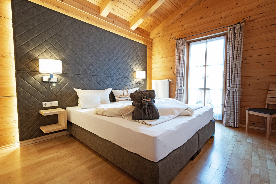 Biohotel: Ob Chalet-Look, Landhaus-Stil oder lieber zeitlos. Unsere verschiedenen Zimmerkategorien bieten für jeden Urlaubstyp die passende Option. - moor&mehr Bio-Kurhotel