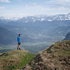 Biohotel: Wandern in Bayerns schönsten Bergen. Hier bei uns in den Ammergauer Alpen – in Bayerns größtem zusammenhängenden Naturschutzgebiet – hast du die Wahl. Auf 26 verschiedenen Bergtouren & 500 Kilometern ausgewiesenen Wanderwegen erwarten dich schier endlose Gebirgsketten & einzigartige Panoramen. - moor&mehr Bio-Kurhotel