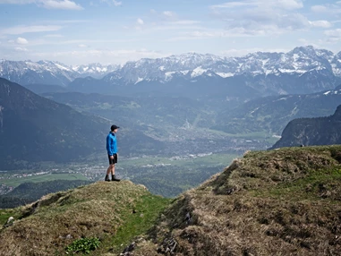 Biohotel: Wandern in Bayerns schönsten Bergen. Hier bei uns in den Ammergauer Alpen – in Bayerns größtem zusammenhängenden Naturschutzgebiet – hast du die Wahl. Auf 26 verschiedenen Bergtouren & 500 Kilometern ausgewiesenen Wanderwegen erwarten dich schier endlose Gebirgsketten & einzigartige Panoramen. - moor&mehr Bio-Kurhotel