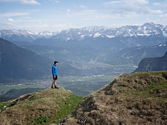 Biohotel: Wandern in Bayerns schönsten Bergen. Hier bei uns in den Ammergauer Alpen – in Bayerns größtem zusammenhängenden Naturschutzgebiet – hast du die Wahl. Auf 26 verschiedenen Bergtouren & 500 Kilometern ausgewiesenen Wanderwegen erwarten dich schier endlose Gebirgsketten & einzigartige Panoramen. - moor&mehr Bio-Kurhotel