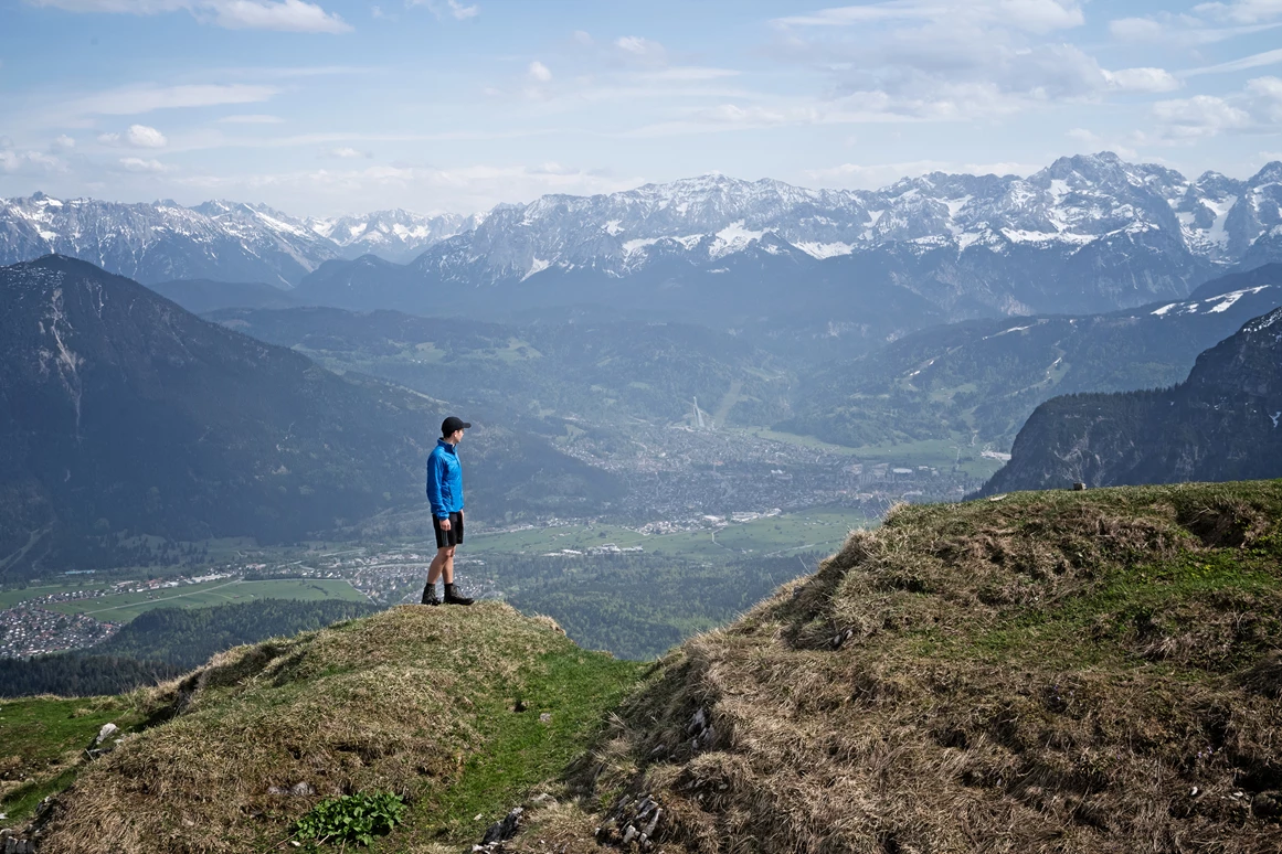 Biohotel: Wandern in Bayerns schönsten Bergen. Hier bei uns in den Ammergauer Alpen – in Bayerns größtem zusammenhängenden Naturschutzgebiet – hast du die Wahl. Auf 26 verschiedenen Bergtouren & 500 Kilometern ausgewiesenen Wanderwegen erwarten dich schier endlose Gebirgsketten & einzigartige Panoramen. - moor&mehr Bio-Kurhotel
