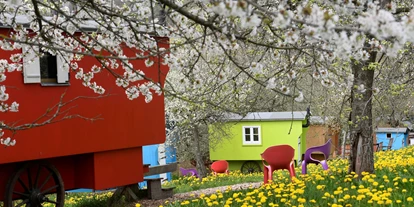Naturhotel - Dämmmaßnahmen - Franken - Kirschblüte im Schäferwagen-Hotel - krenzers rhön: Apfelweingut | Hotel | Denkerei