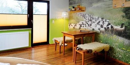 Naturhotel - Dämmmaßnahmen - Franken - Rhönschaf-Zimmer mit Gartenbalkon - denn Schafe brauchen Auslauf :-) - krenzers rhön: Apfelweingut | Hotel | Denkerei