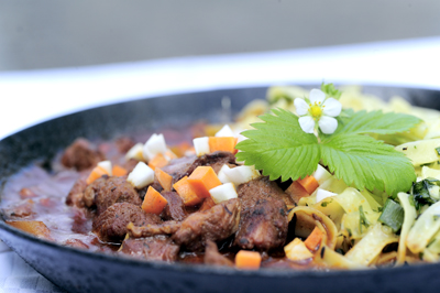 Biohotel: Rhönlammtiegel süß-sauer - ein Kult-Gericht - krenzers rhön: Apfelweingut | Hotel | Denkerei