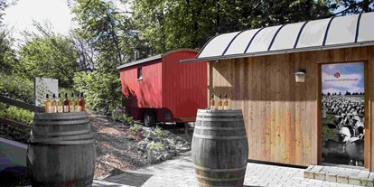 Naturhotel - Streichelzoo - Der Apfelhof mit Schafsbrause und Schäferwagen-Sauna - krenzers rhön: Hotel + Apfelweingut + Bio-Landwirtschaft