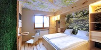 Naturhotel - Streichelzoo - Rhönesien - ein Zimmer wie die Rhön. Buchenholz, Moos, Basaltsteine + Wanderkarte :-) - krenzers rhön: Hotel + Apfelweingut + Bio-Landwirtschaft