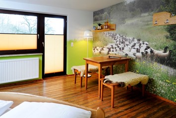 Biohotel: Rhönschaf-Zimmer mit Gartenbalkon - denn Schafe brauchen Auslauf :-) - krenzers rhön: Hotel + Apfelweingut + Bio-Landwirtschaft