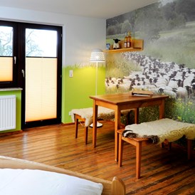 Biohotel: Rhönschaf-Zimmer mit Gartenbalkon - denn Schafe brauchen Auslauf :-) - krenzers rhön: Hotel + Apfelweingut + Bio-Landwirtschaft