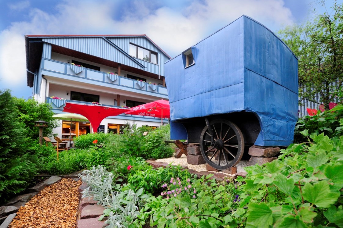 Biohotel: Unser historischer Schäferwagen vor Südbalkonien - krenzers rhön: Hotel + Apfelweingut + Bio-Landwirtschaft