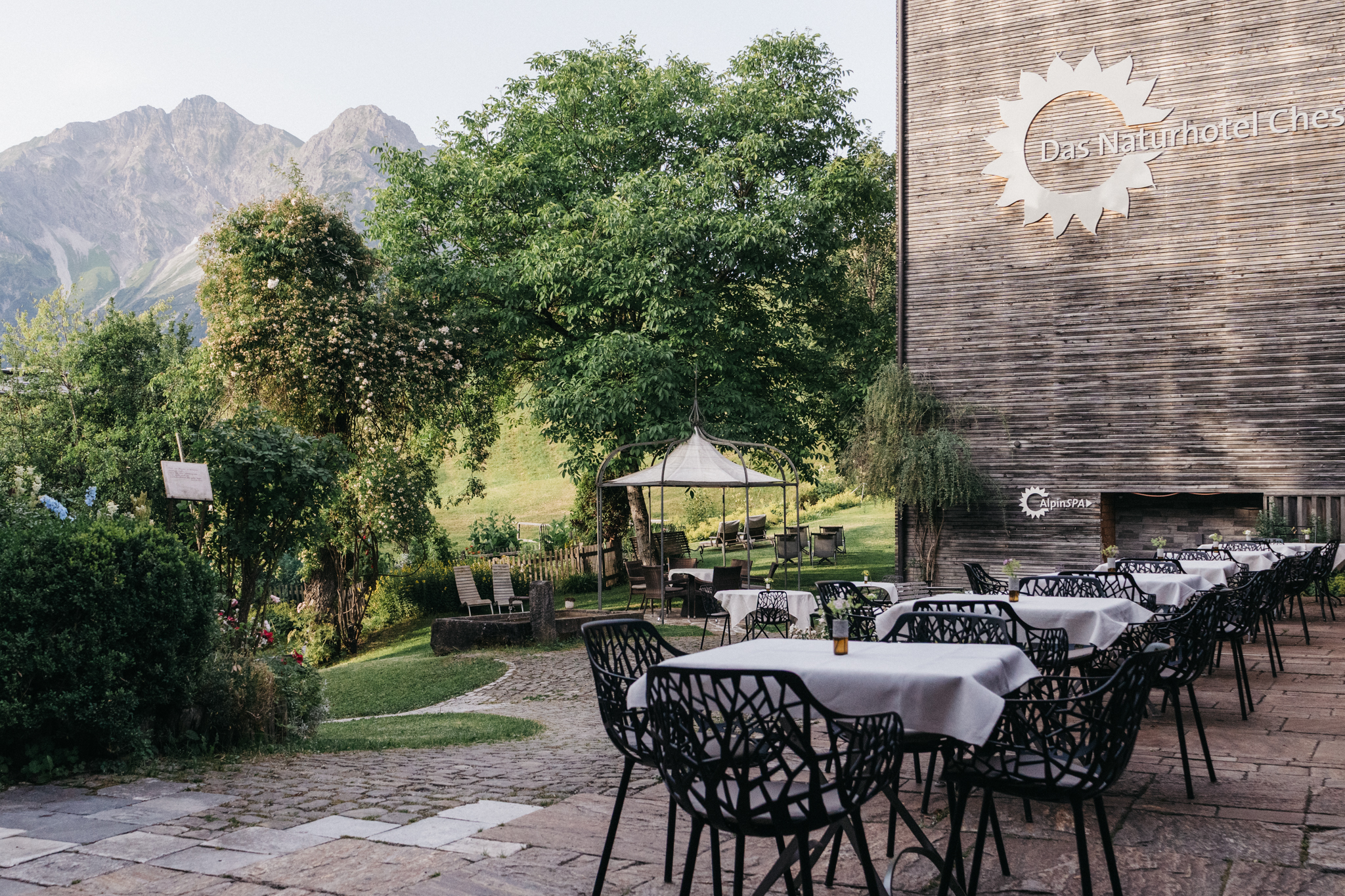 Biohotel: Terrasse mit Bergblick - Das Naturhotel Chesa Valisa****s