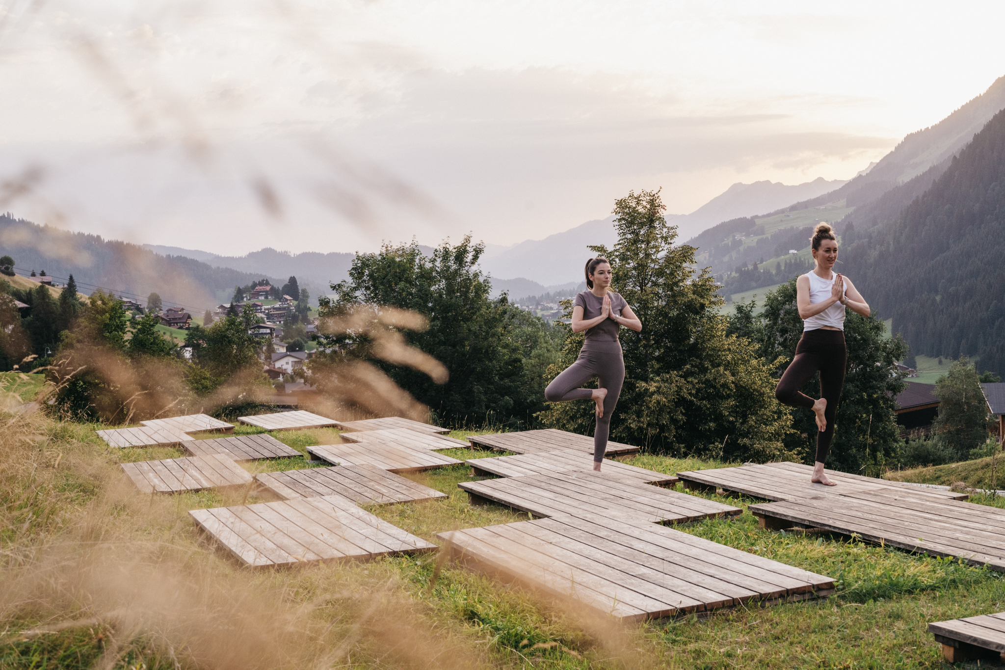 Naturhotel - Bio-Küche: Saisonale Speisen - Bodensee - Bregenzer Wald - Yoga am Morgen auf den Yogaplattformen - Das Naturhotel Chesa Valisa****s