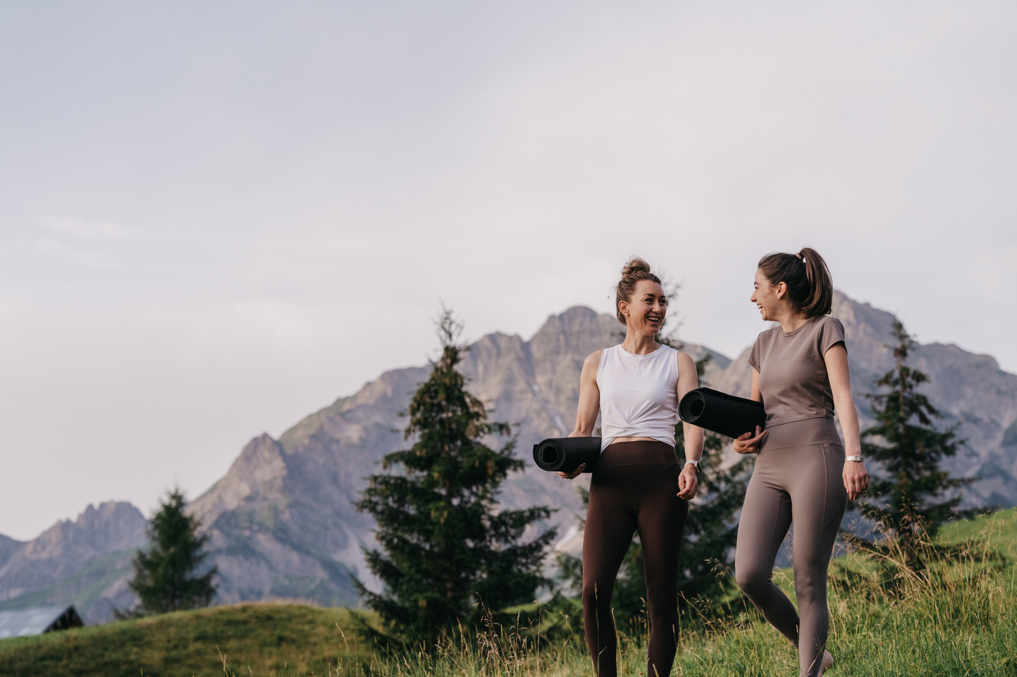 Biohotel: Zwei Frauen nach dem Yoga mit Berge im Hintergrund - Das Naturhotel Chesa Valisa****s