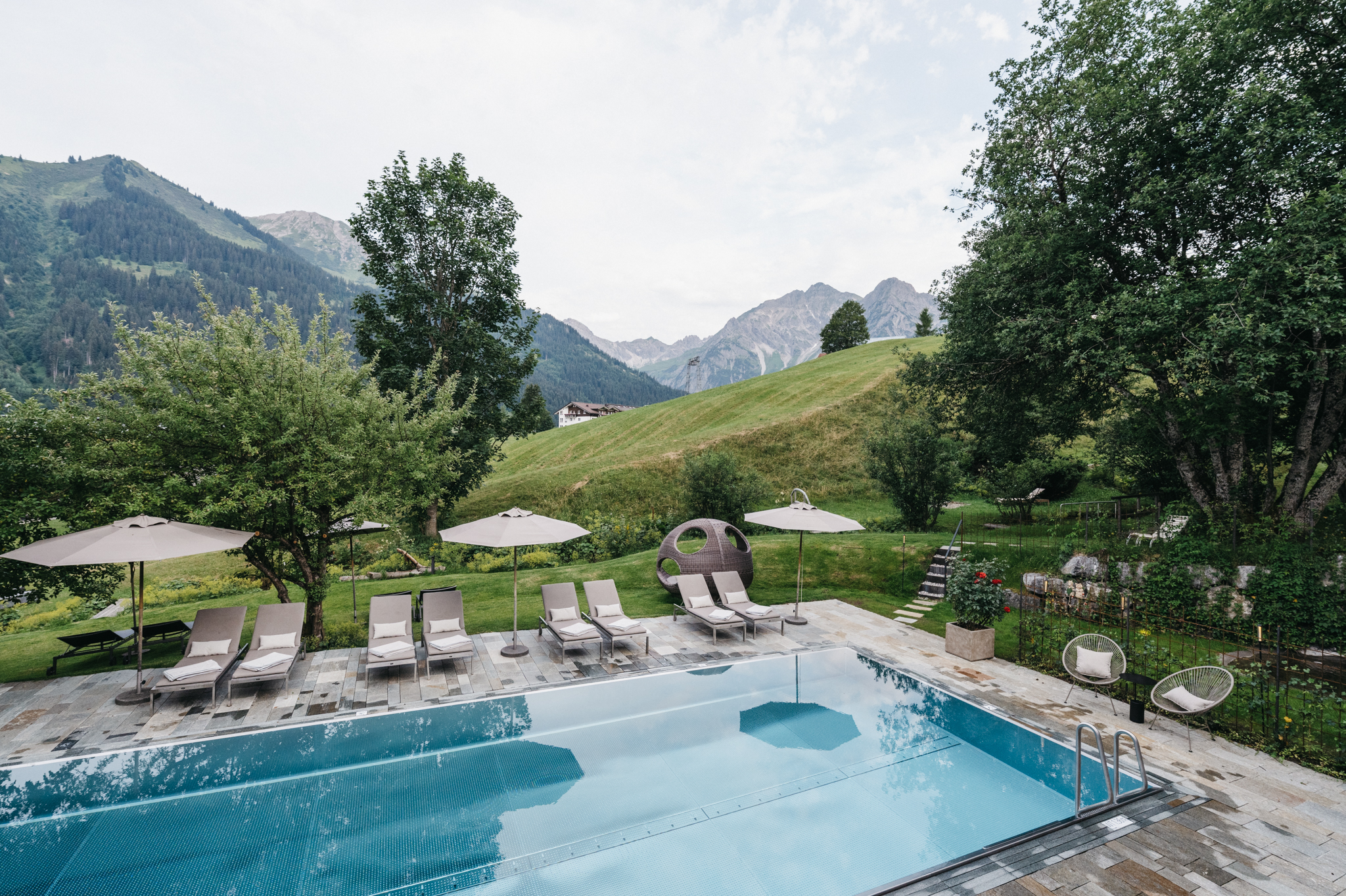 Biohotel: Außenpool mit Bergblick - Das Naturhotel Chesa Valisa****s