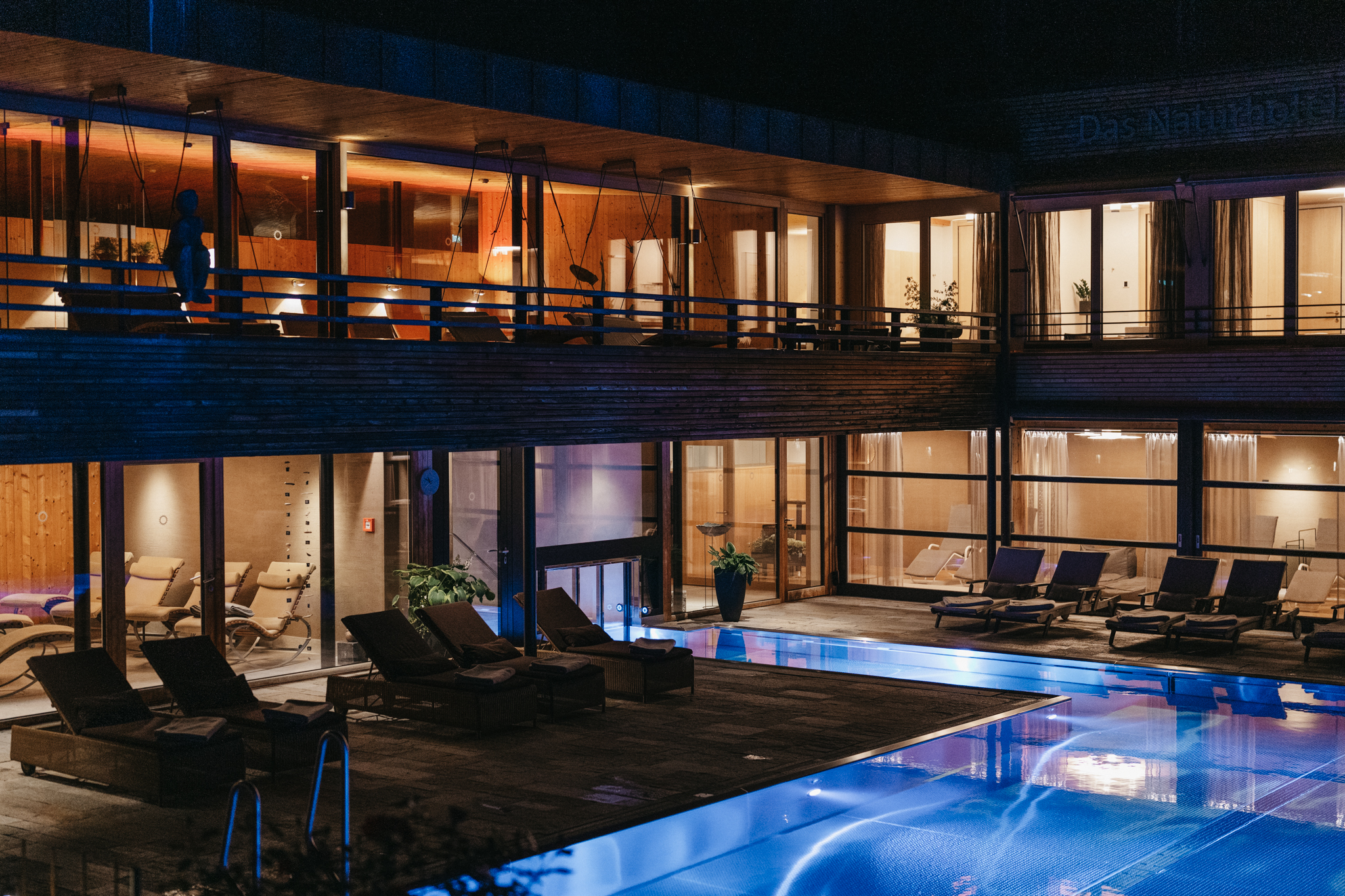 Biohotel: Poolbereich bei Nacht - Das Naturhotel Chesa Valisa****s