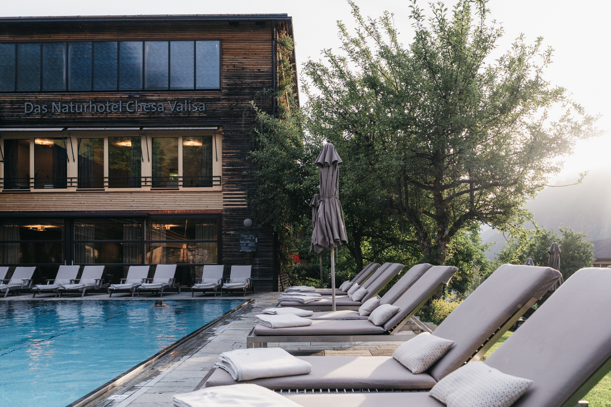 Naturhotel - Bio-Küche: Saisonale Speisen - Bodensee - Bregenzer Wald - Poolbereich beim Sonnenaufgang - Das Naturhotel Chesa Valisa****s