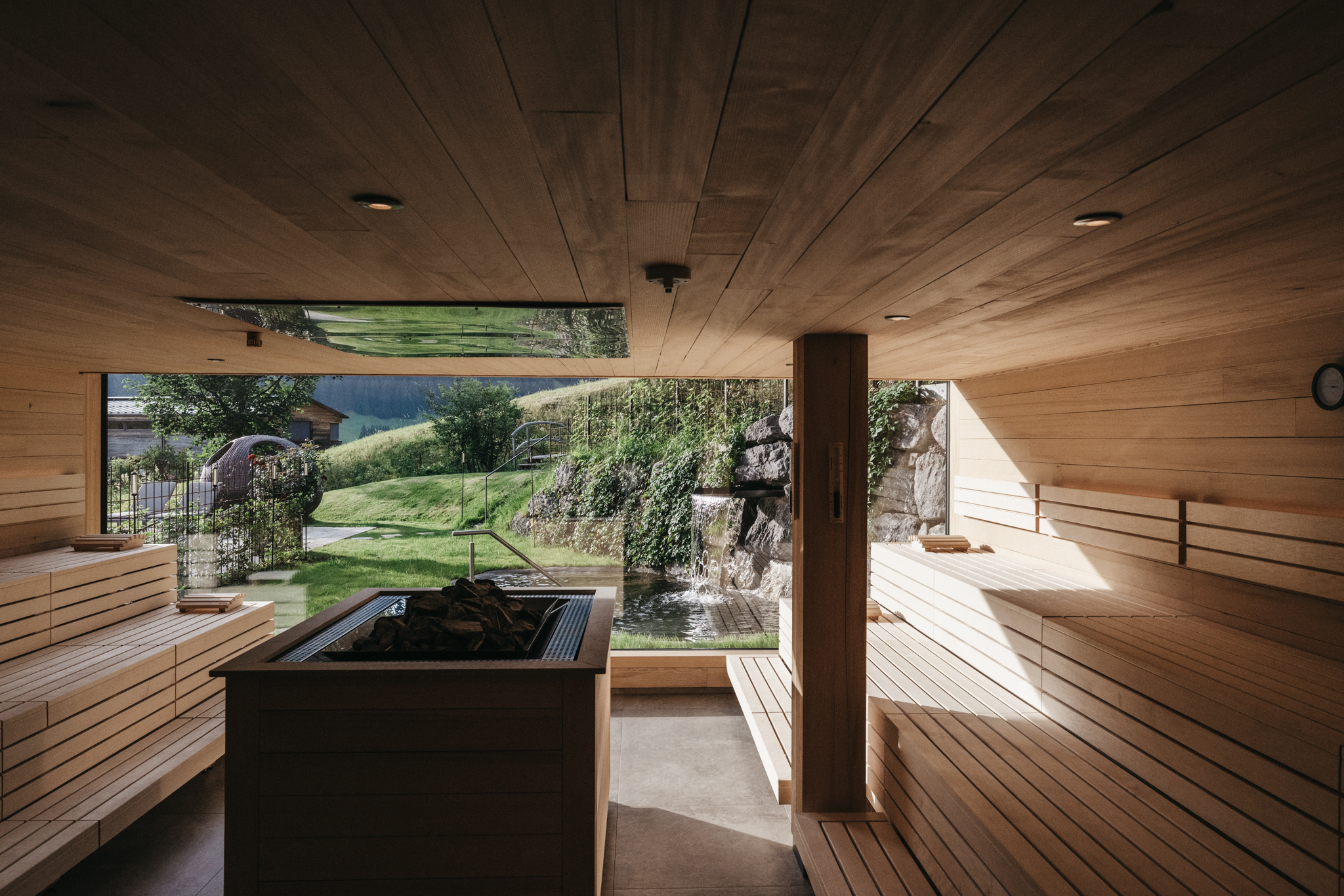 Naturhotel - Bio-Küche: Saisonale Speisen - Bodensee - Bregenzer Wald - Finnische Panoramasauna mit Blick ins Grüne - Das Naturhotel Chesa Valisa****s
