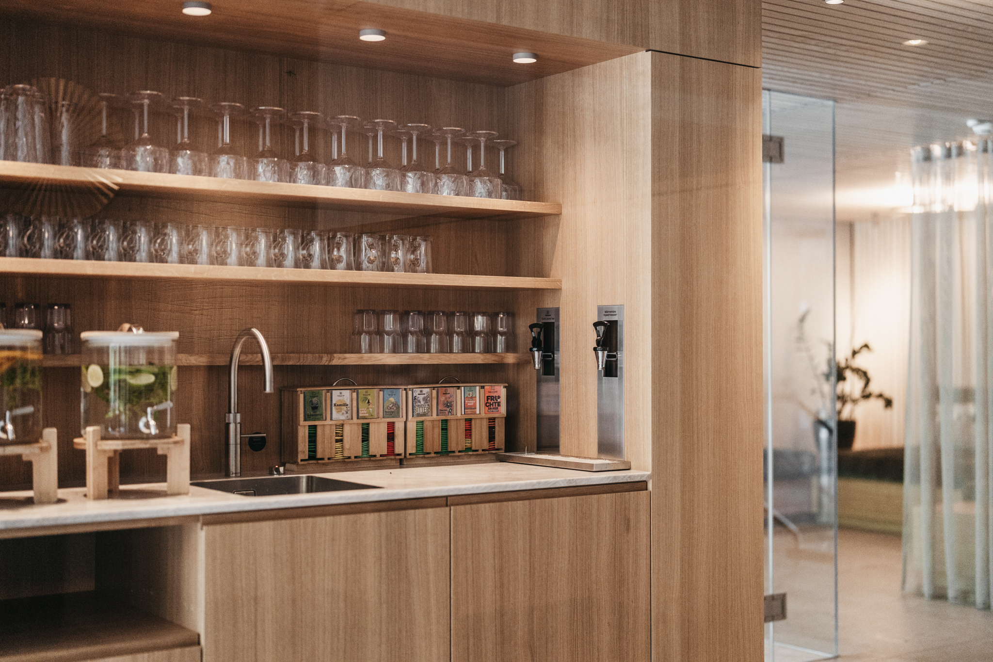 Biohotel: Teebar mit frischem Wasser mit Limetten und Orangenscheiben mit frischer Minze aus dem Garten - Das Naturhotel Chesa Valisa****s