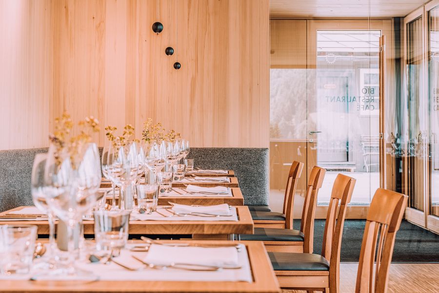Biohotel: Restaurant Walsereck eingedeckte Tische - Das Naturhotel Chesa Valisa****s