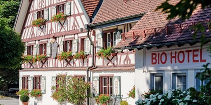 Naturhotel - Hoteltyp: BIO-Urlaubshotel - Region Schwaben - BIO HOTEL Adler: Außenansicht Vorderseite - Bio-Adler