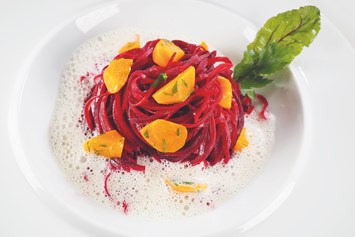 Biohotel: Veganes Demeter-Gericht: Rote-Bete-Spaghetti an feiner Mandelsoße - BIO-Adler im schönen Allgäu
