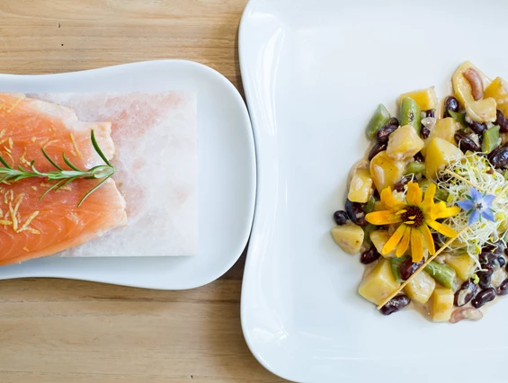 Biohotel: BIO HOTEL Bayerischer Wirt: Lachs auf Salzstein - Bayerischer Wirt