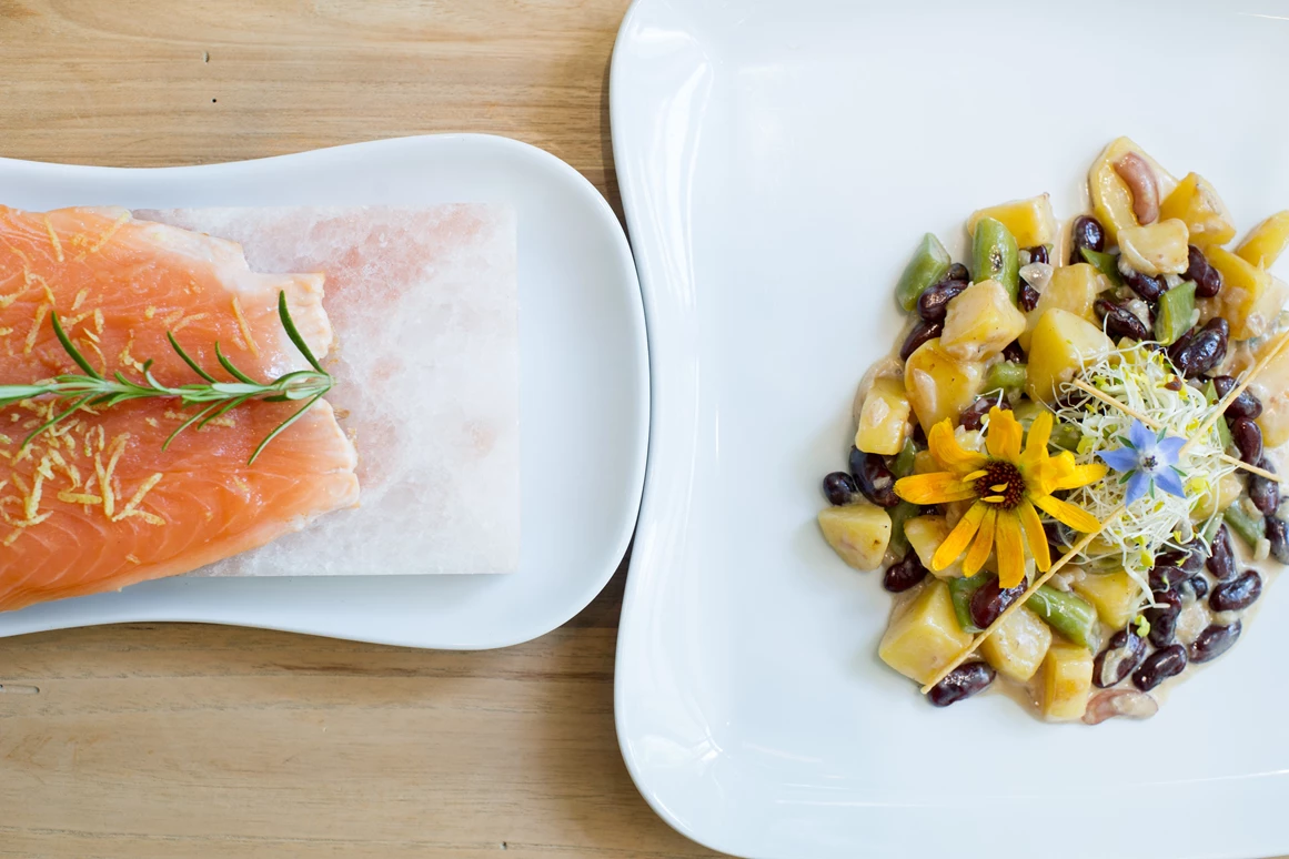 Biohotel: BIO HOTEL Bayerischer Wirt: Lachs auf Salzstein - Bayerischer Wirt