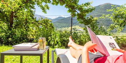 Naturhotel - Bezahlsysteme: Bar - Südtirol - Meran - die Liegewiese vom Bio Hotel Panorama, ein Ort zum Entspannen - Biohotel Panorama