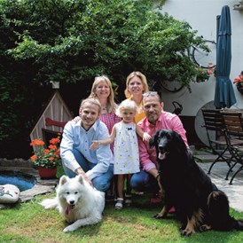 Biohotel: Familienbild Familie Sobotka mit Hunden - Hotel Praterstern