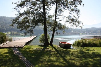 Biohotel: Badestrand mit Boot und Steg für Ihren veganen Bio-Urlaub - Loving Hut am Klopeiner See