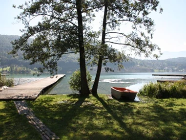 Biohotel: Badestrand mit Boot und Steg für Ihren veganen Bio-Urlaub - Loving Hut am Klopeiner See