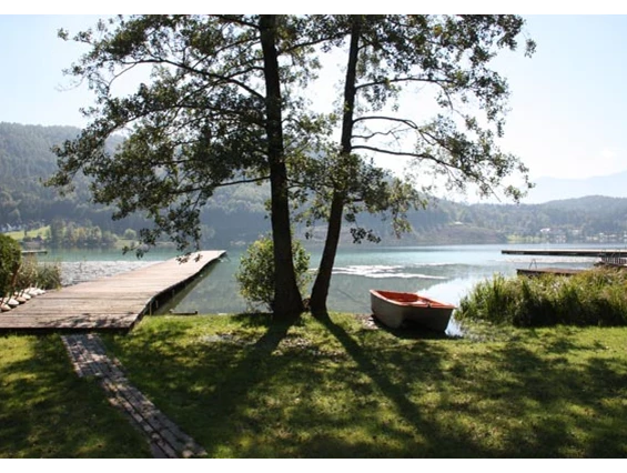 Biohotel: Badestrand mit Boot und Steg für Ihren veganen Bio-Urlaub - Loving Hut am Klopeiner See