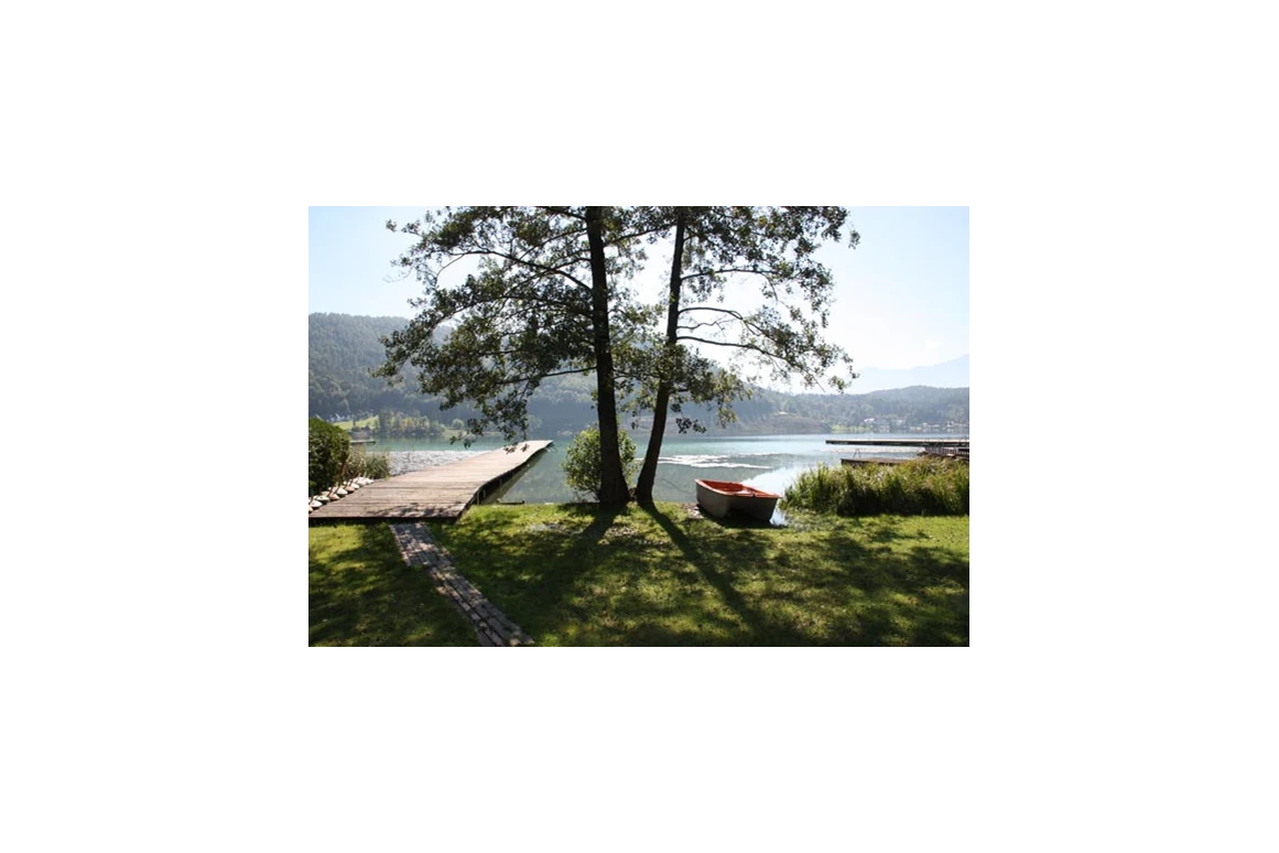 Biohotel: Badestrand mit Boot und Steg für Ihren veganen Bio-Urlaub - Loving Hut am Klopeiner See