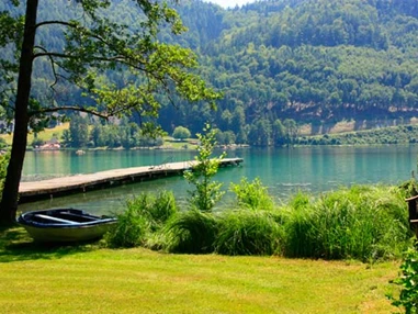 Biohotel: Privatstrand, Badestrand mit Liegewiese an einem der wärmsten Badeseen Europas, dem Klopeiner See - Loving Hut am Klopeiner See