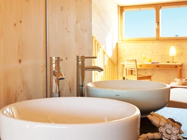 Biohotel: Mattlihüs Große Suite Holz100 Badezimmer - Biohotel Mattlihüs in Oberjoch