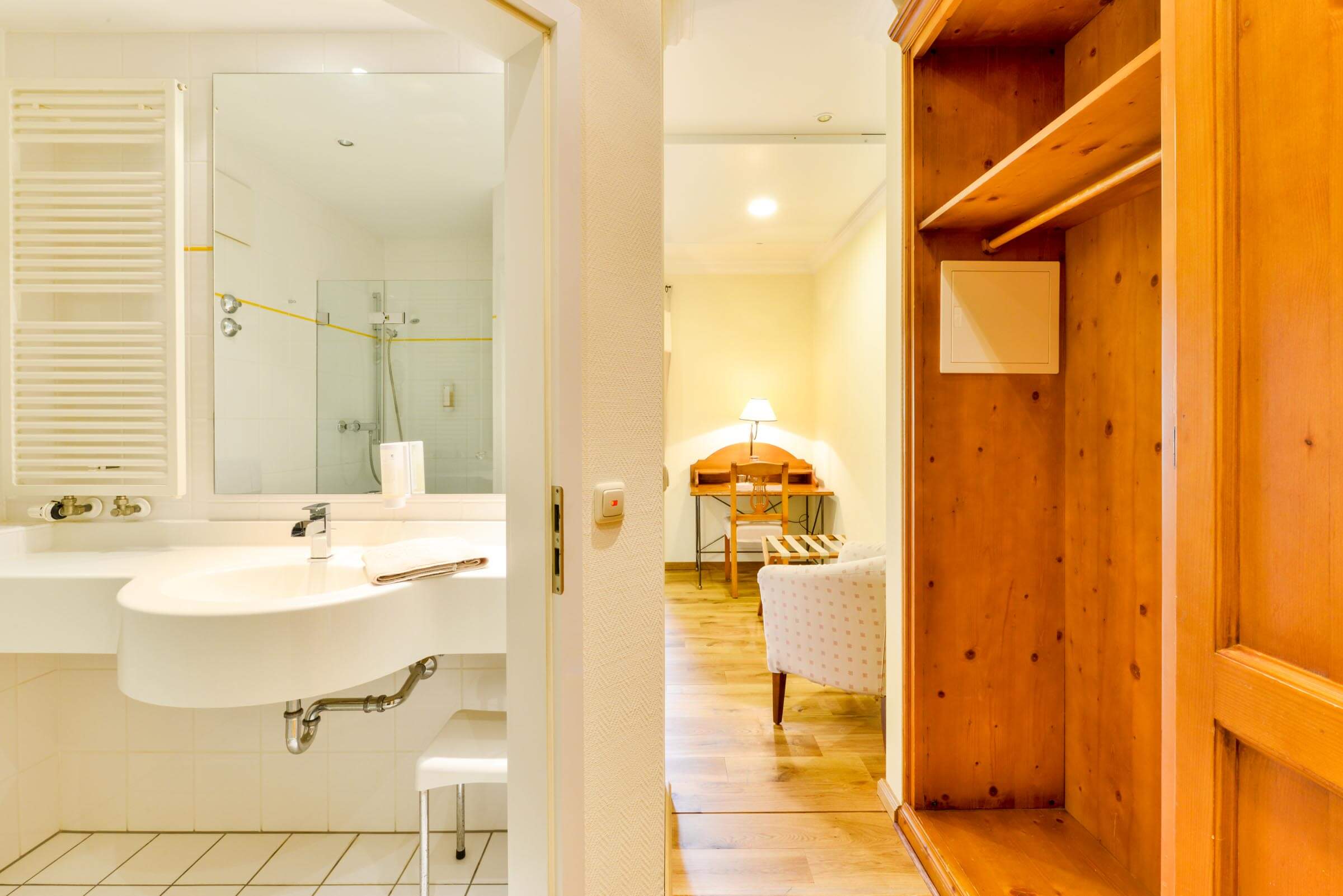 Biohotel: Zimmer Komfort Bad - Eingang - SEINZ Wisdom Resort - vegan/vegt. Biohotel & Seminarzentrum