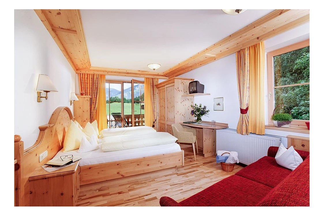 Biohotel: Zimmer mit herrlichem Blick auf die Berge - Landhotel Gut Sonnberghof