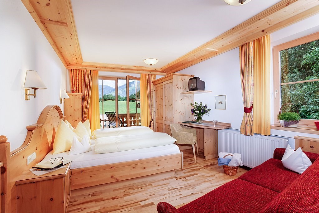 Biohotel: Zimmer mit herrlichem Blick auf die Berge - Landhotel Gut Sonnberghof