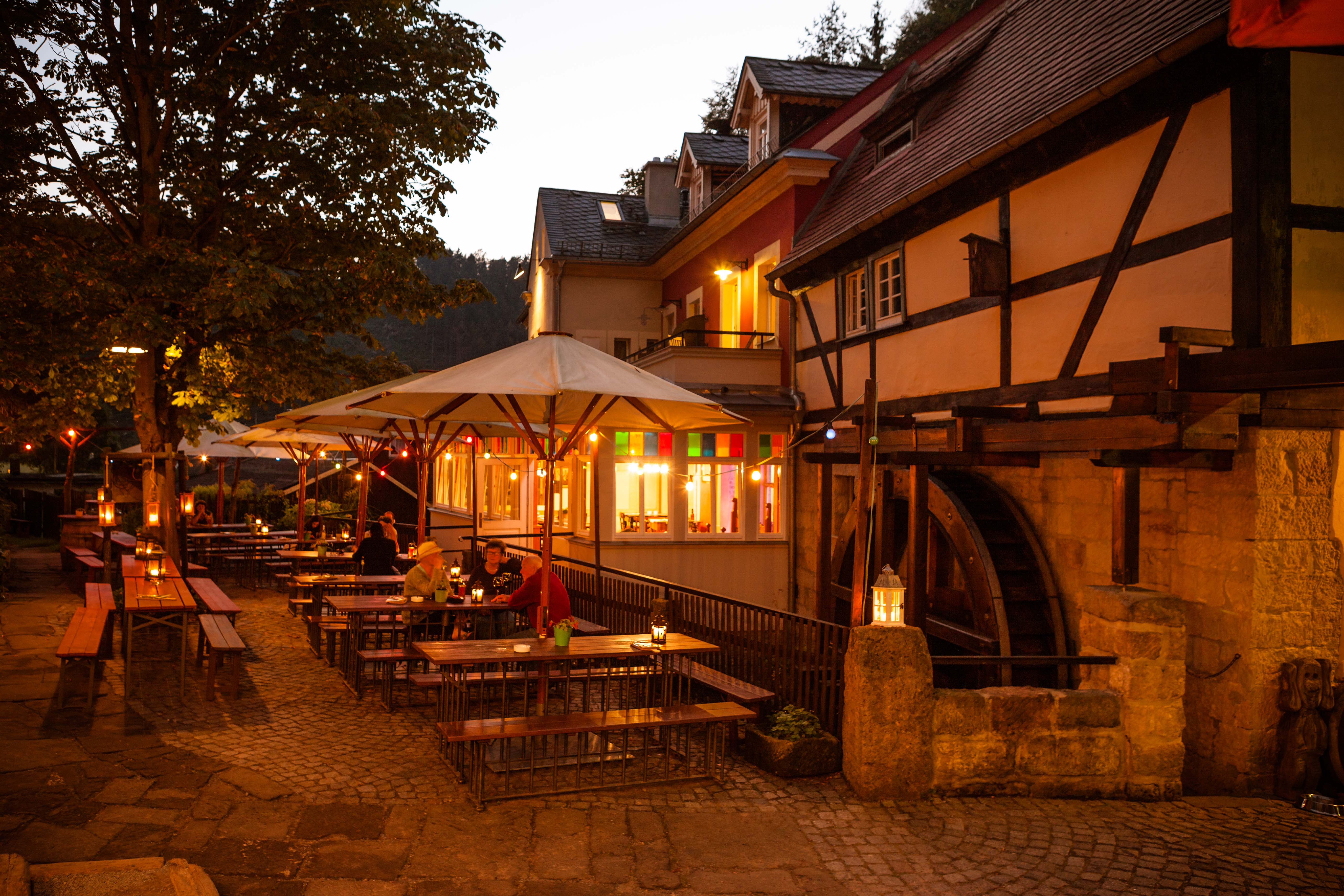Biohotel: Unser lauschige Biergarten lädt auch an lauen Sommerabenden zum Verweilen ein - Bio-Pension Forsthaus