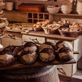 Biohotel: Täglich frisches Brot, Brötchen sowie süße und herzhafte, wagenradgroße Kuchen kommen aus unserer hauseigenen Mühlenbäckerei - Bio-Pension Forsthaus