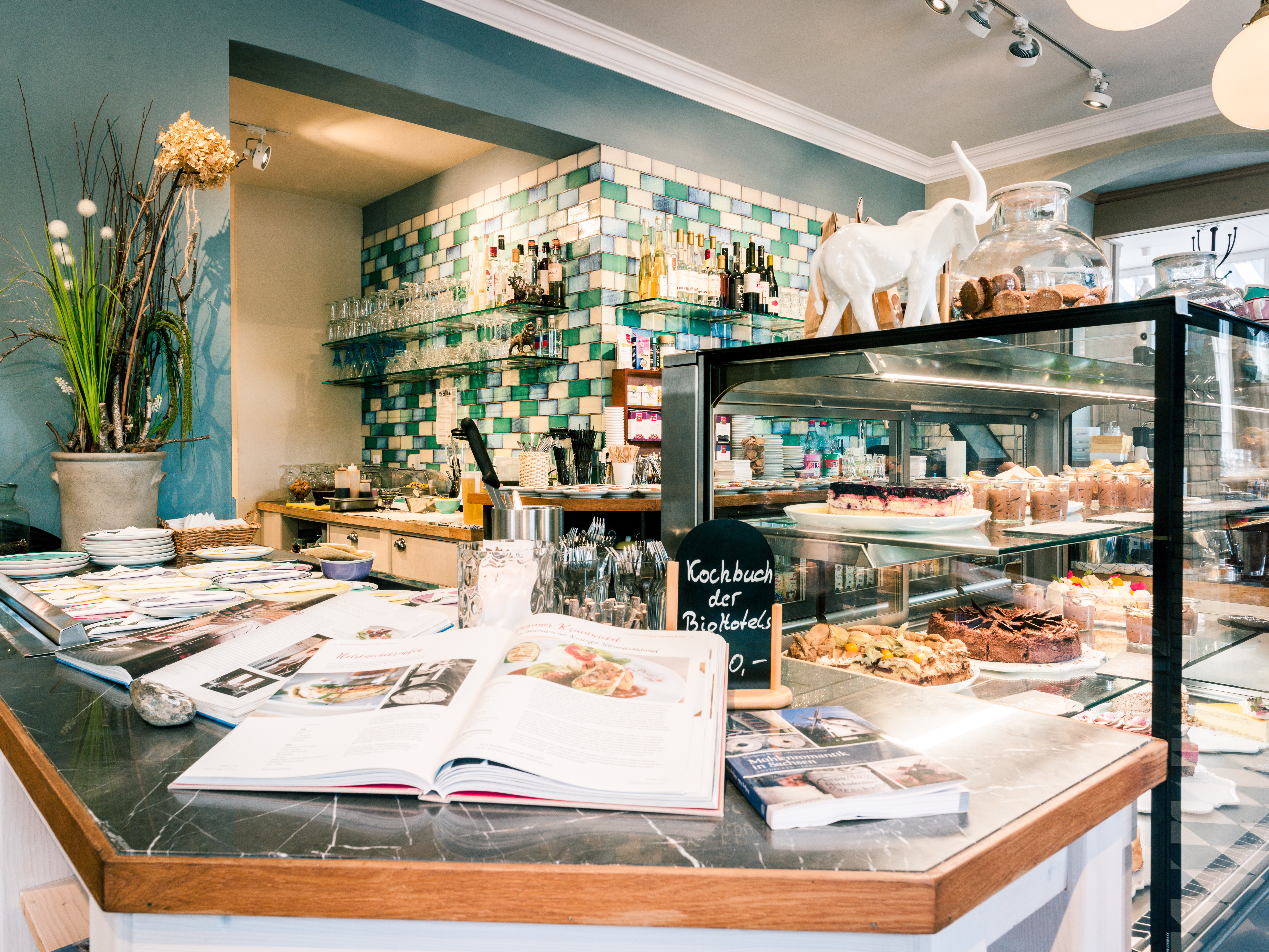 Biohotel: Genießen Sie im Café Richter Torten und Gebäck aus unserer hauseigenen Tortenmanufaktur  - Bio-Pension Forsthaus