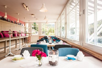 Biohotel: Im Café Richter genießen Sie im stilvollem Ambiente saisonale à-la-carte Gerichte sowie kreative vegetarische und vegane Speisen.  - Bio-Pension Forsthaus