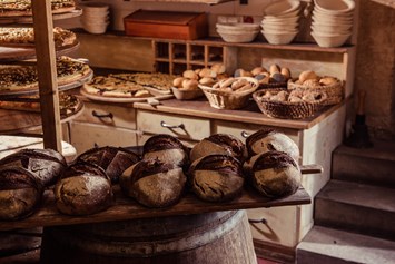 Biohotel: Täglich frisches Brot, Brötchen sowie süße und herzhafte, wagenradgroße Kuchen kommen aus unserer hauseigenen Mühlenbäckerei - Das Forsthaus
