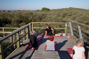 Biohotel: Wir praktizieren Yoga auf einer wunderschönen Plattform direkt am Meer, auf unserer Yogaterrasse am Haus AnNatur oder im eigenem Yogaraum. - Haus AnNatur Bio Pension und Appartements